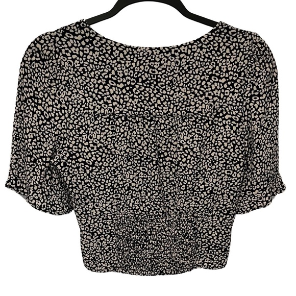 Urban Romantics Blouse Women’s Small Urban Outfitters Leopard Flutter Sleeve - Picture 4 of 5